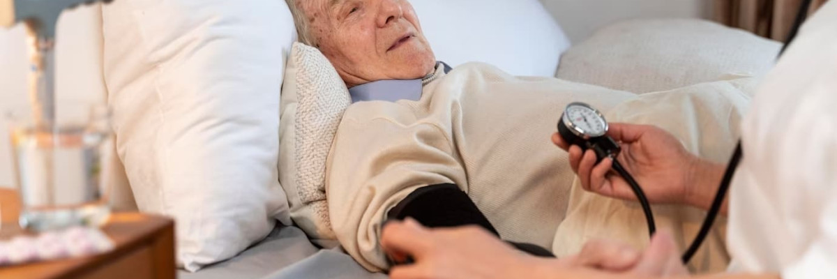 Как организовать уход за лежачим родственником дома