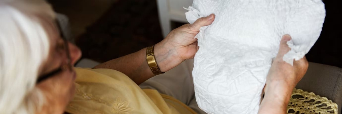 Как правильно выбрать подгузники для взрослых: особенности, виды, размеры